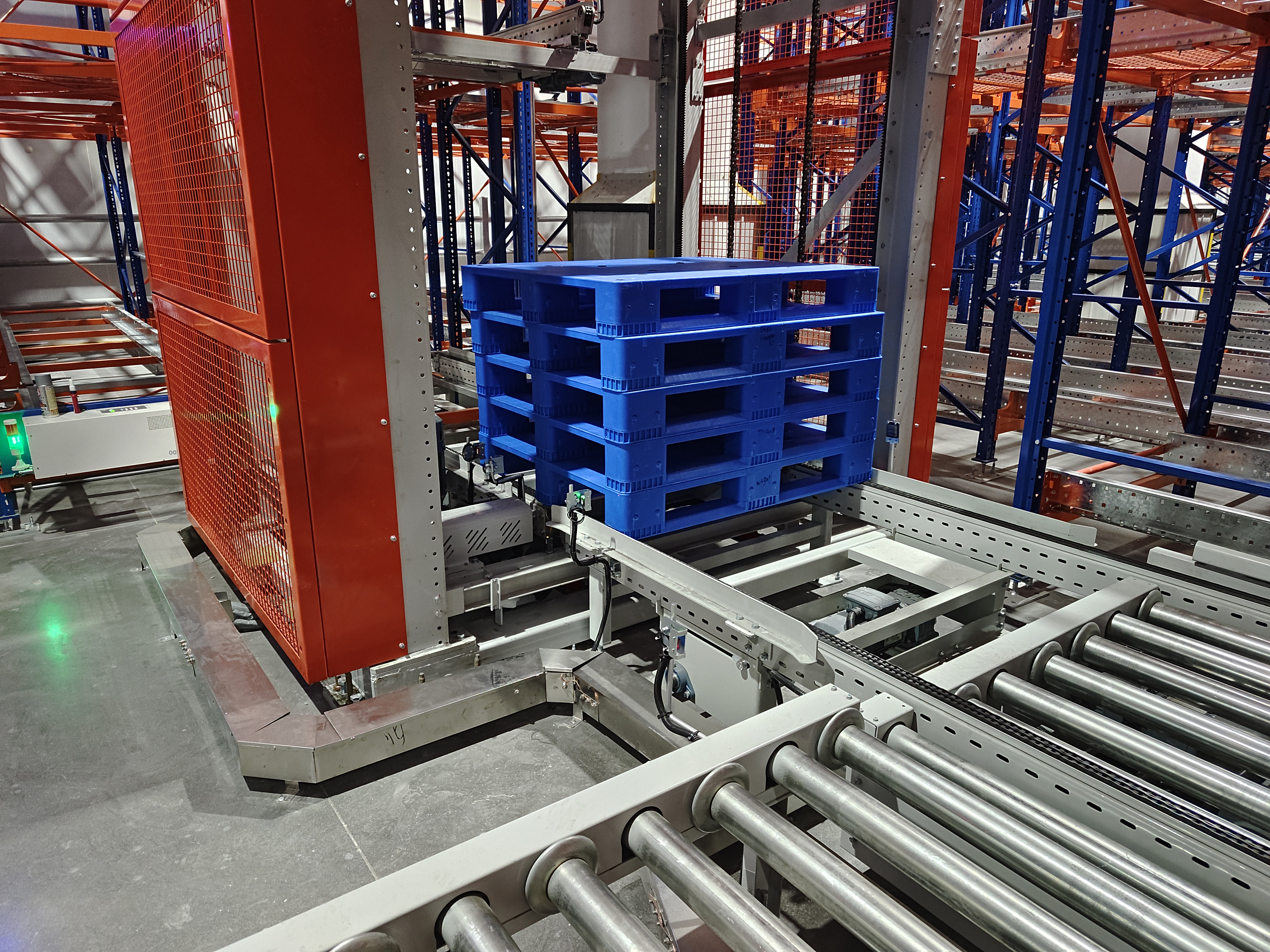 Cold-store Pallet Shuttle (four-way pallet shuttle) inside Hongfa's -20 °C automated high-bay freezer warehouse in Beipiao