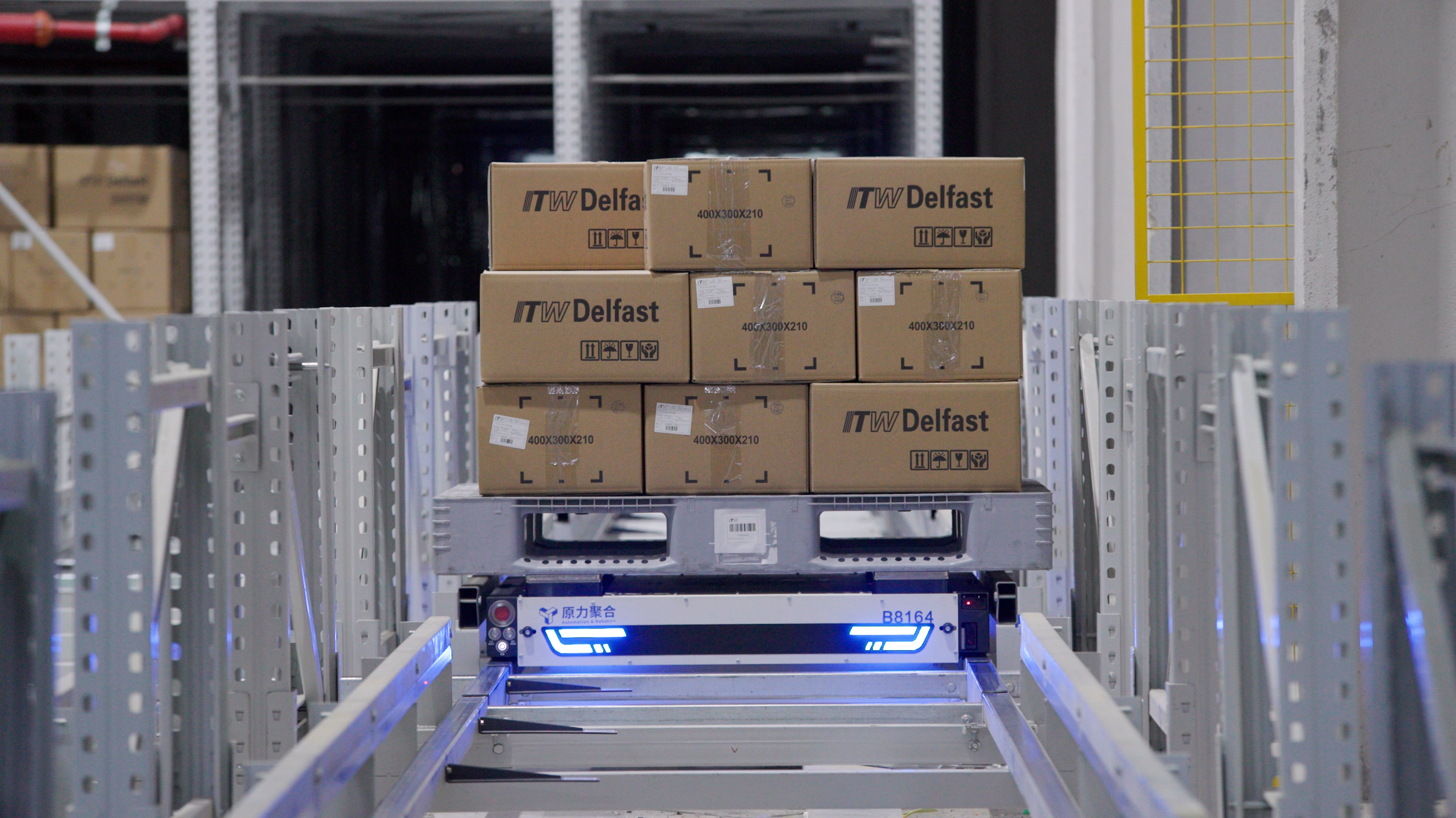 Four-way pallet shuttle